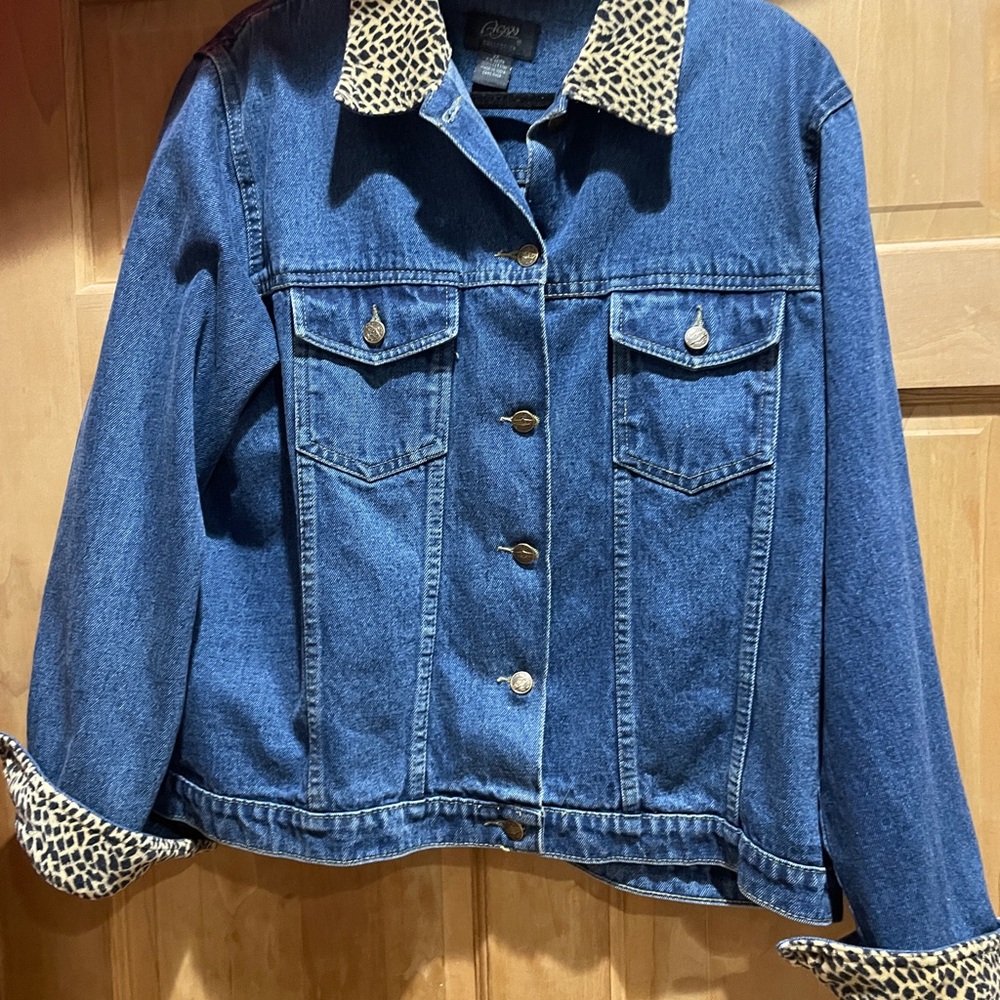 Stylish Blue Denim Jacket with Leopard Print Details